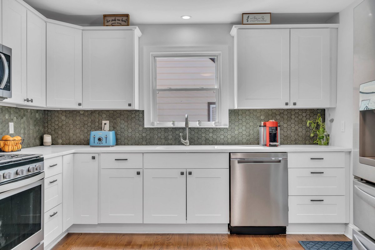 AskTammie's tweet photo. Check out this lovely eat-in kitchen in my new Cranford listing. It is bright, clean and spacious! Check link in bio for more info on this newly listed property! #justlisted #houseforsale #eatinkitchen #kitchendesign #homesweethome #209central #cranfordnj #asktammie https://t.co/ZvggWotRC8