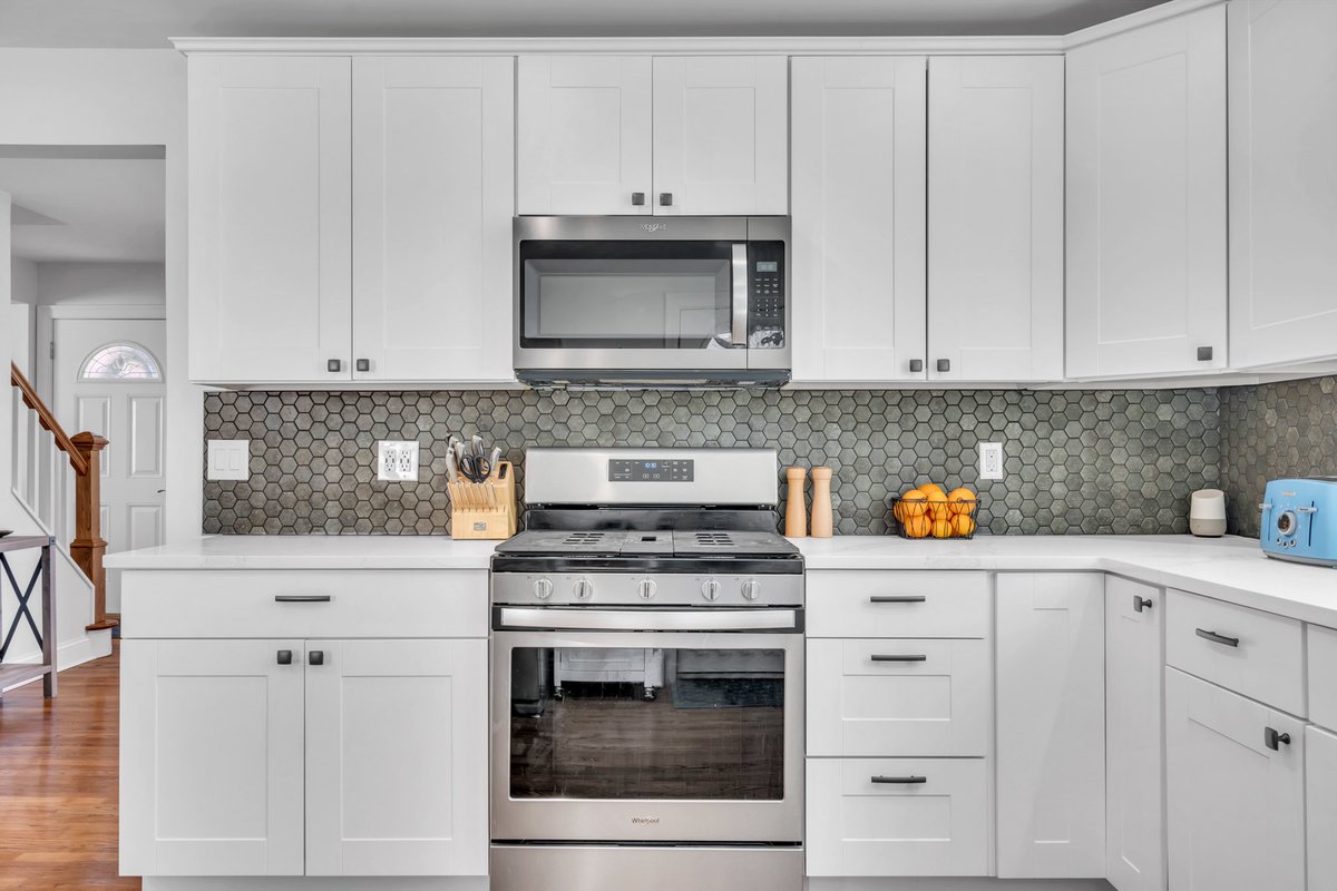 AskTammie's tweet photo. Check out this lovely eat-in kitchen in my new Cranford listing. It is bright, clean and spacious! Check link in bio for more info on this newly listed property! #justlisted #houseforsale #eatinkitchen #kitchendesign #homesweethome #209central #cranfordnj #asktammie https://t.co/ZvggWotRC8
