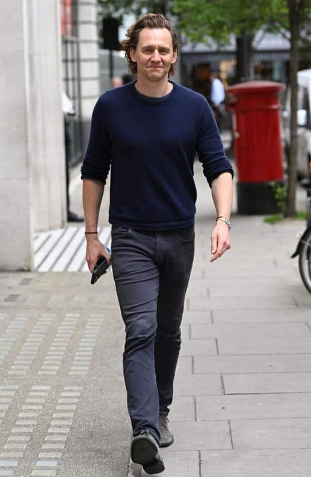 TomHidFansLATAM's tweet photo. Tom fuera de estudios de BBC Radio, así que con esto ya iniciamos bien el día; y vean esa sonrisa!! Es tan hermoso! 😍 🥺
#tomhiddleston #bbc2radio #theessexserpent #weprotecttomhiddleston #twhiddleston #hiddlestoners #hiddlesmile
#loveyoutomhiddleston
#proudoftomhiddleston https://t.co/RaSAvOi3dF