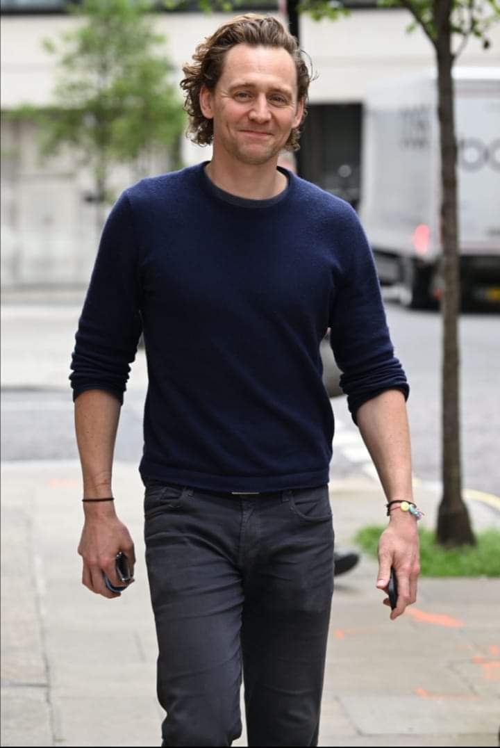 TomHidFansLATAM's tweet photo. Tom fuera de estudios de BBC Radio, así que con esto ya iniciamos bien el día; y vean esa sonrisa!! Es tan hermoso! 😍 🥺
#tomhiddleston #bbc2radio #theessexserpent #weprotecttomhiddleston #twhiddleston #hiddlestoners #hiddlesmile
#loveyoutomhiddleston
#proudoftomhiddleston https://t.co/RaSAvOi3dF