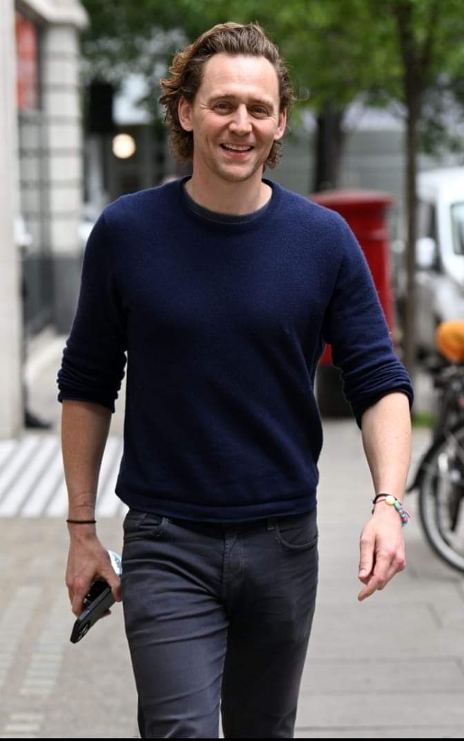 TomHidFansLATAM's tweet photo. Tom fuera de estudios de BBC Radio, así que con esto ya iniciamos bien el día; y vean esa sonrisa!! Es tan hermoso! 😍 🥺
#tomhiddleston #bbc2radio #theessexserpent #weprotecttomhiddleston #twhiddleston #hiddlestoners #hiddlesmile
#loveyoutomhiddleston
#proudoftomhiddleston https://t.co/RaSAvOi3dF
