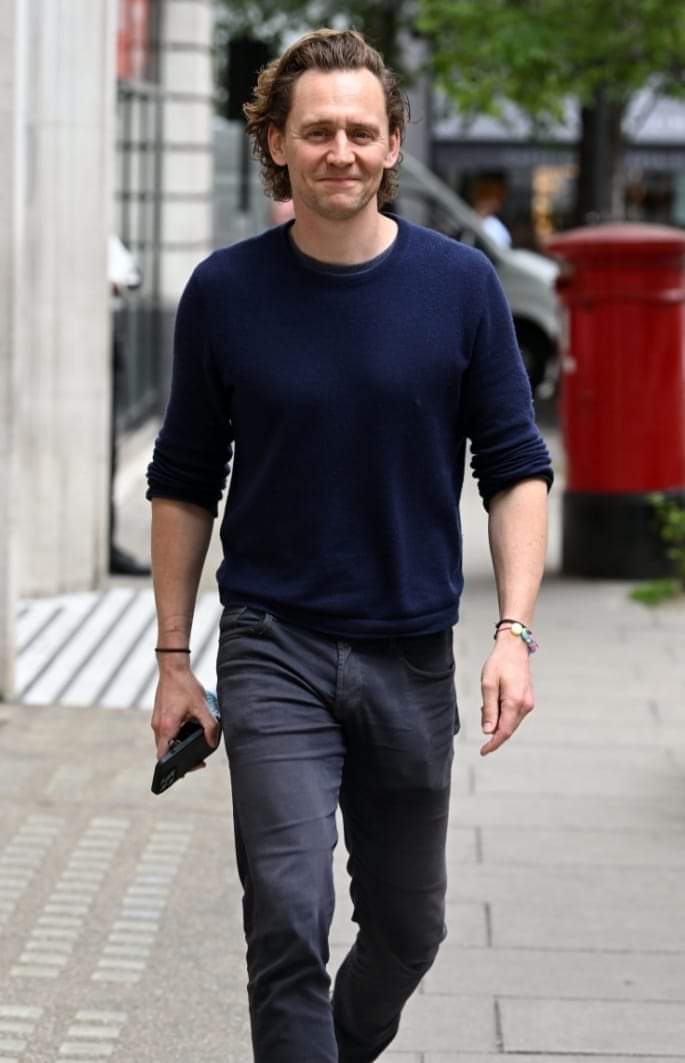 TomHidFansLATAM's tweet photo. Tom fuera de estudios de BBC Radio, así que con esto ya iniciamos bien el día; y vean esa sonrisa!! Es tan hermoso! 😍 🥺
#tomhiddleston #bbc2radio #theessexserpent #weprotecttomhiddleston #twhiddleston #hiddlestoners #hiddlesmile
#loveyoutomhiddleston
#proudoftomhiddleston https://t.co/RaSAvOi3dF