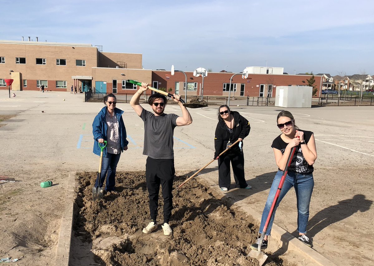 Hawthorne_PE's tweet photo. Rise and shine it’s pit diggin time! Hawthorne track &amp; field super teachers digging/raking before the youngens even arrive. Shout out to these 4 and the MANY others that have been helping organize Husky Field Day! #GoHuskies #trackandfield @Hawthorne_PS @CarmichaelVp #hdsb https://t.co/BWspqIHYAG