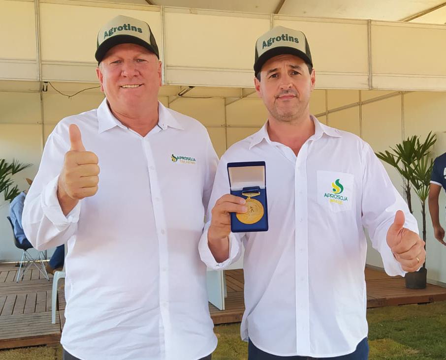 NorteAgroTO's tweet photo. ✔️ Comenda é reconhecimento por causas que lutamos defendendo o produtor rural, afirma ex-presidente da Aprosoja-TO ao receber homenagem na Agrotins.
▶️ Confira: https://t.co/CcroMwW8KX
#NorteAgroTO #Agrotins2022 #homenagem #Comenda #agronegócio #agropecuária #agricultura https://t.co/4eb1p5aZNe