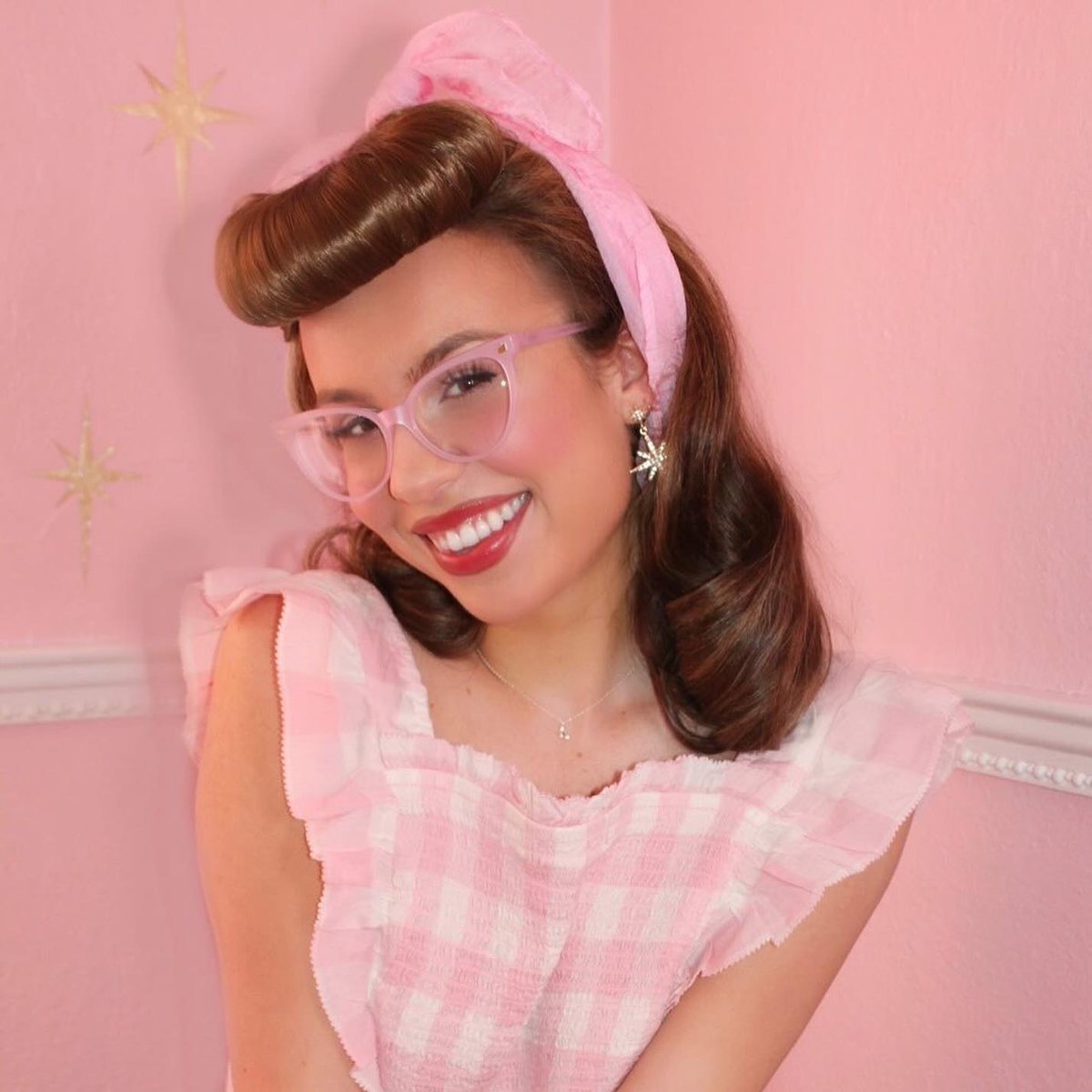 Annabelles_Wigs's tweet photo. Still obsessing over how good ilybella looks in her Bumper Bangs✨
ilybella wears a colour: light chocolate brown #12
#bangs #aw_lena #bumperbangs #annabelleswigs #vintagestyle #PinUpStyle #pinup #PinUpHair #vintage #vintagehair https://t.co/r283i1pxt7 https://t.co/uQCuyfdxnA