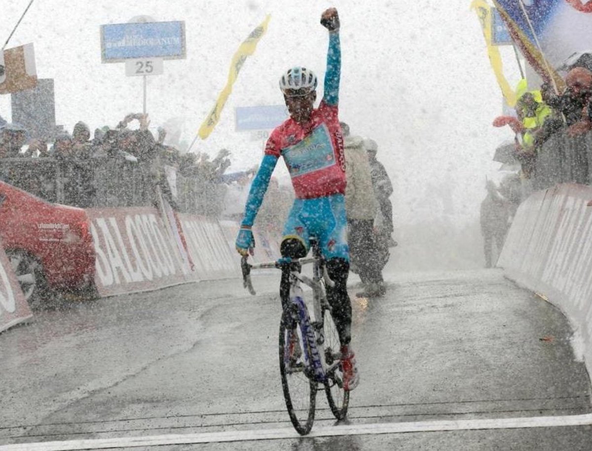 “Noi fummo i Gattopardi, i Leoni” 2013. Tre Cime. Un pezzetto di storia alle spalle il futuro davanti.
Vuelta, Giro, Tour, Campione Italiano. Sanremo. Lombardia Mondiali. L’origine di tutto una bicicletta rossa segata in due da papà Salvatore. Il ciclismo. Ora la vita.#Vincenzo❤️