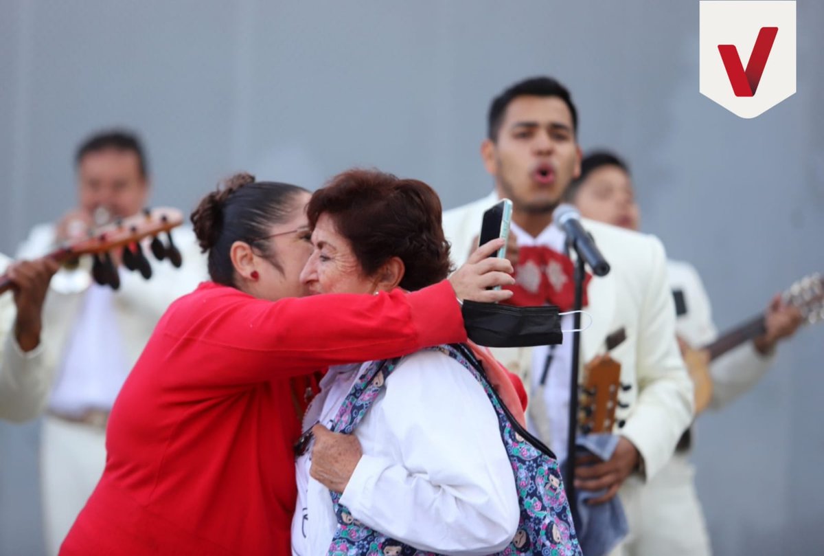 FerVilchisMx's tweet photo. #Consentidas | Entre risas, abrazos, muestras de afecto y música, las mamitas de nuestro municipio disfrutaron de un 💐#FelizDíaDeLasMadres con las 🎻#12HorasDeMariachi que se escucharon a lo largo y ancho de nuestro territorio.
#EcatepecSeLevanta https://t.co/bAIiGGtrGx