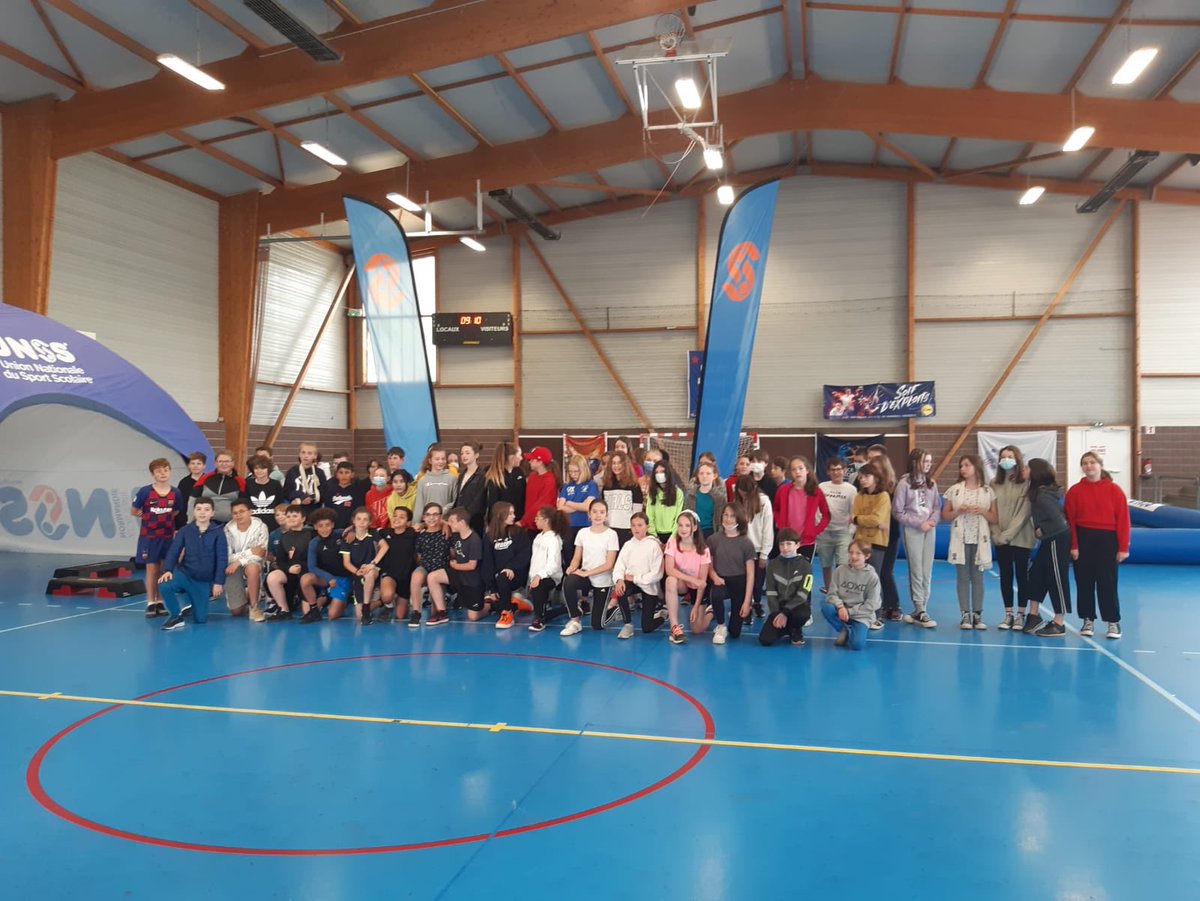 unss50's tweet photo. À J-3 de la Gymnasiade 2022, le collège Lavalley accueillait ce matin la caravane éducative de l’@UNSS_CAEN réunissant les élèves de 6èmes autour d’activités sportives et ludiques sur l’olympisme, le parasport, les handicaps invisibles, la forme physique... @unss #ISFNormandy2022 https://t.co/AqYz402ud3