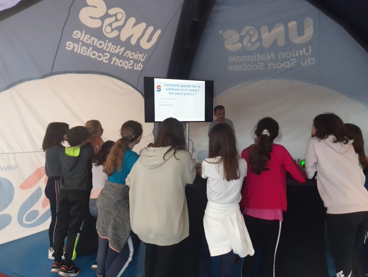unss50's tweet photo. À J-3 de la Gymnasiade 2022, le collège Lavalley accueillait ce matin la caravane éducative de l’@UNSS_CAEN réunissant les élèves de 6èmes autour d’activités sportives et ludiques sur l’olympisme, le parasport, les handicaps invisibles, la forme physique... @unss #ISFNormandy2022 https://t.co/AqYz402ud3