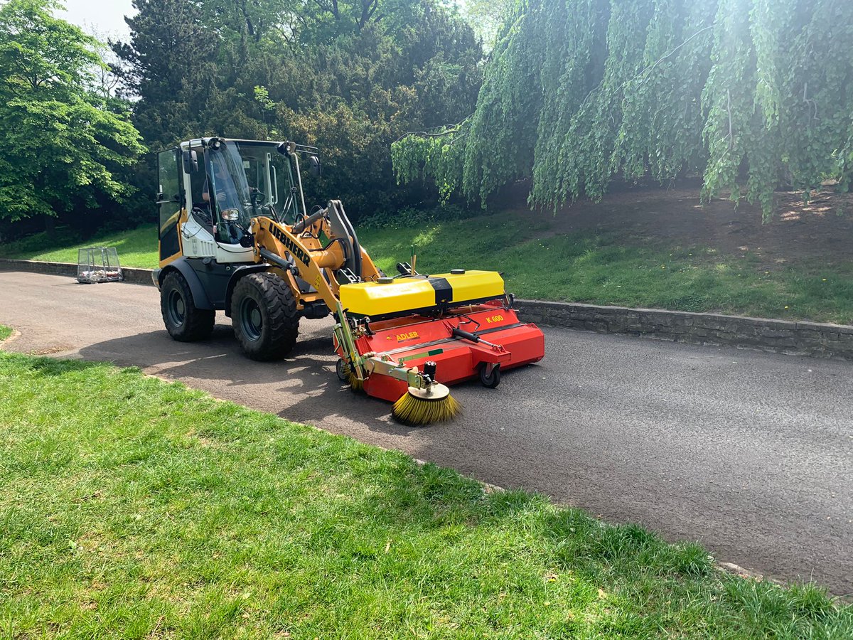 annika_gerold's tweet photo. ‼️Mehr #Rekommunalisierung wagen ‼️
Auf dem Werkhof #Viktoriapark habe ich mich mit unseren erfahrenen Mitarbeiter*innen über die frühere Personal- & Geräteausstattung in unseren bezirklichen Gartenrevieren ausgetauscht. Viel fiel dem #Spardiktat zum Opfer.
#Minibagger #Xhain https://t.co/AXnxMYeQ8i