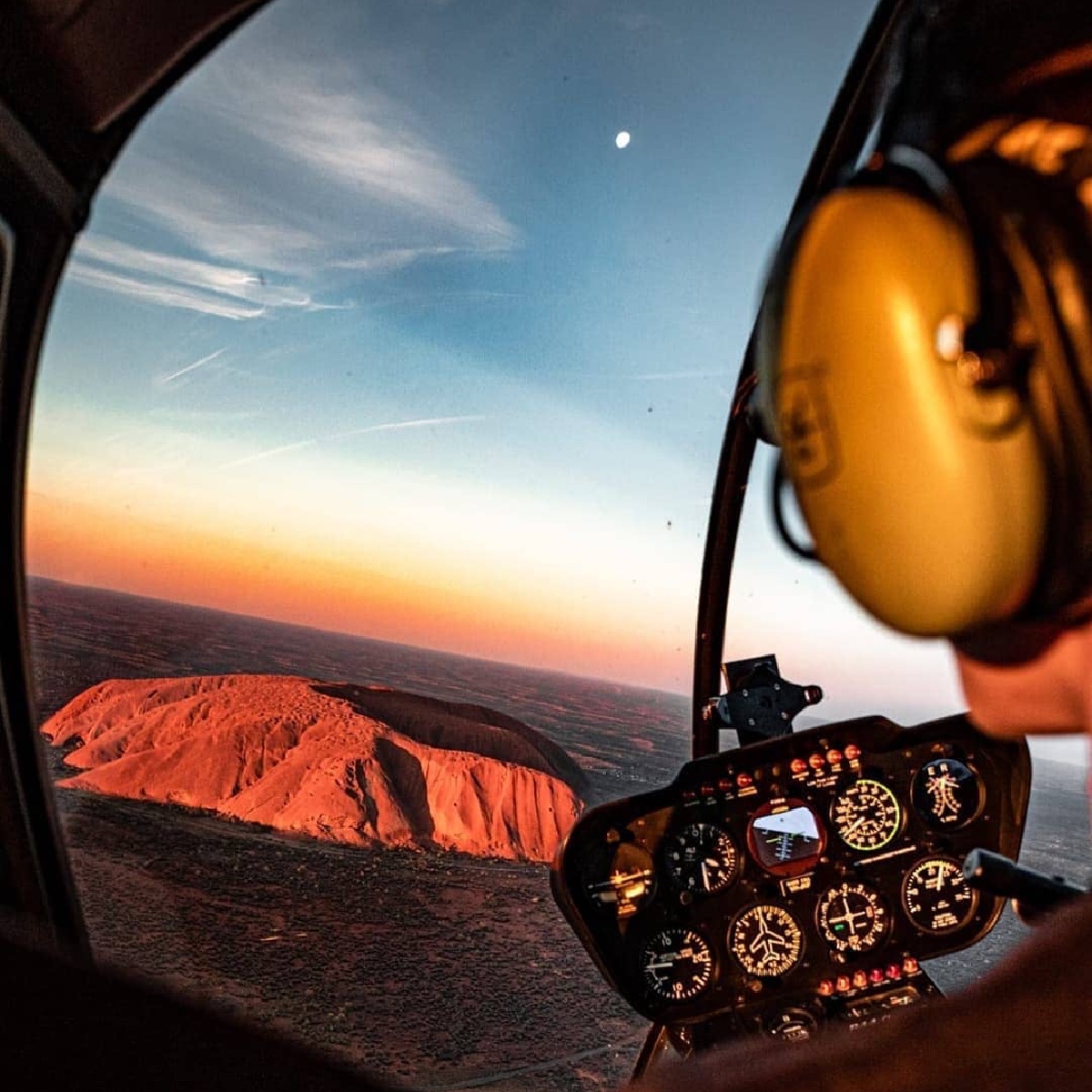 Today's in-flight entertainment is brought to you by Uluru 😍🚁

Shout out to IG/backpack_withus for capturing this shot whilst flying above the @nt_australia's #UluruKataTjutaNationalPark, home to the Anangu people.

#seeaustralia #ntaustralia #holidayherethisyear