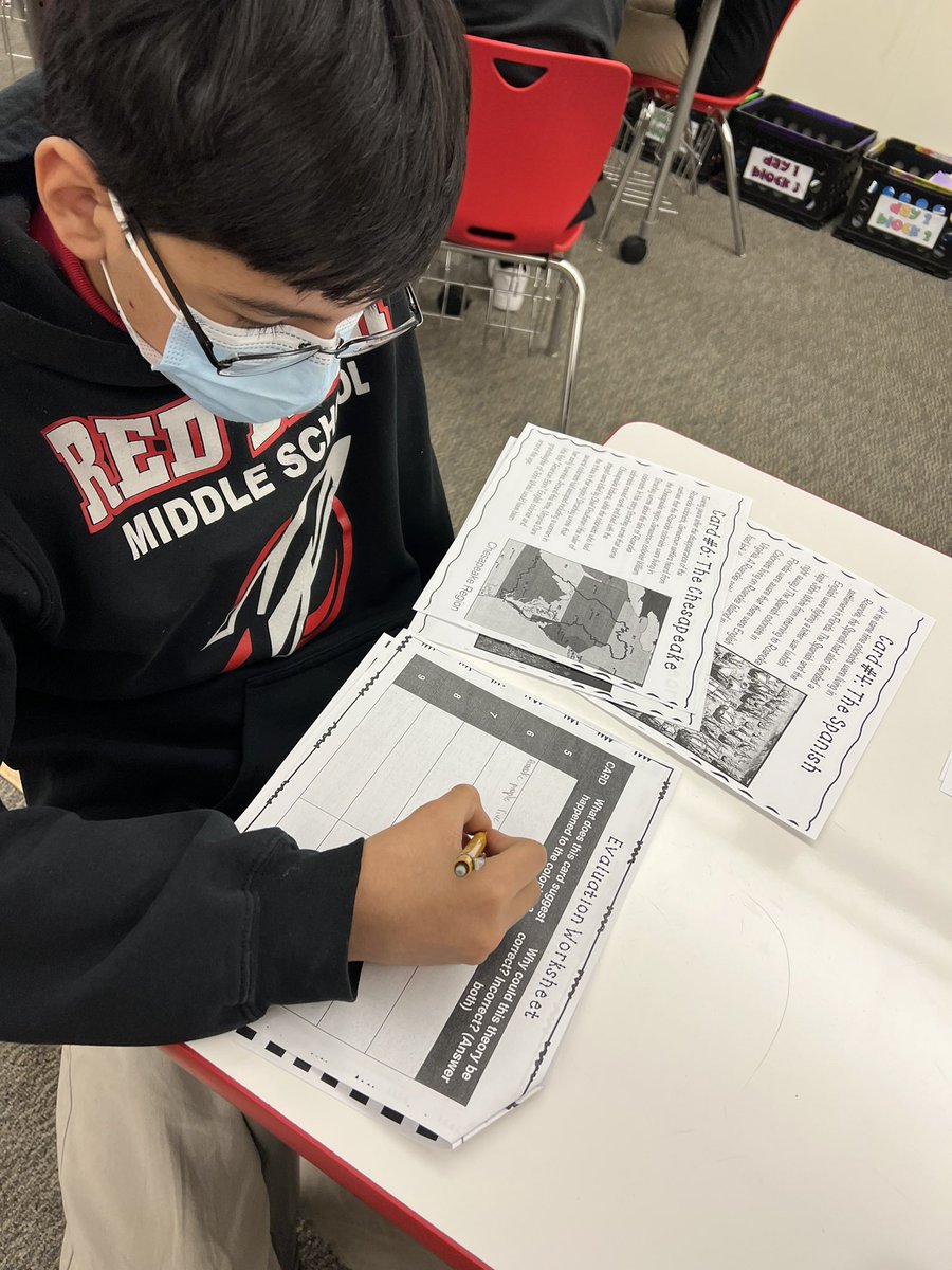 MrsDarlingRBMS's tweet photo. 7th Grade Social Studies Ss trying to figure out what happened to the lost colonists of Roanoke Island! 🔎 #bestself @rbmsBerry @rbmsROCKETS https://t.co/dKTPI2VB0I