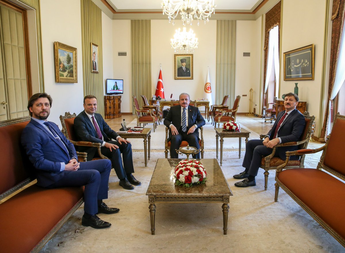 DrHakanBahadir's tweet photo. Gazi Meclisimizde ülkemiz için önemli çalışmalara imza atan Türkiye Büyük Millet Meclisi Başkanımız Sn. Prof. Dr. Mustafa Şentop’u ziyaret ettik. 

Değerli başkanımıza misafirperverliği için teşekkür ediyor, çalışmalarında başarılar diliyorum. @MustafaSentop https://t.co/l90w3lEEF3