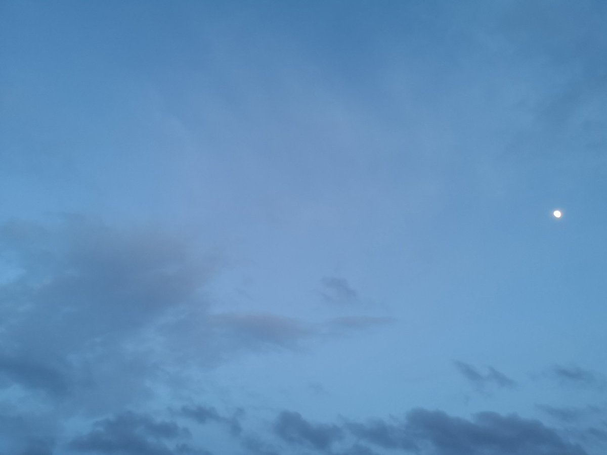 hikarijn's tweet photo. 22:00。まだまだ日が長くなります。この感じまだわくわくする。🎐 https://t.co/uuA0MJ0zRz