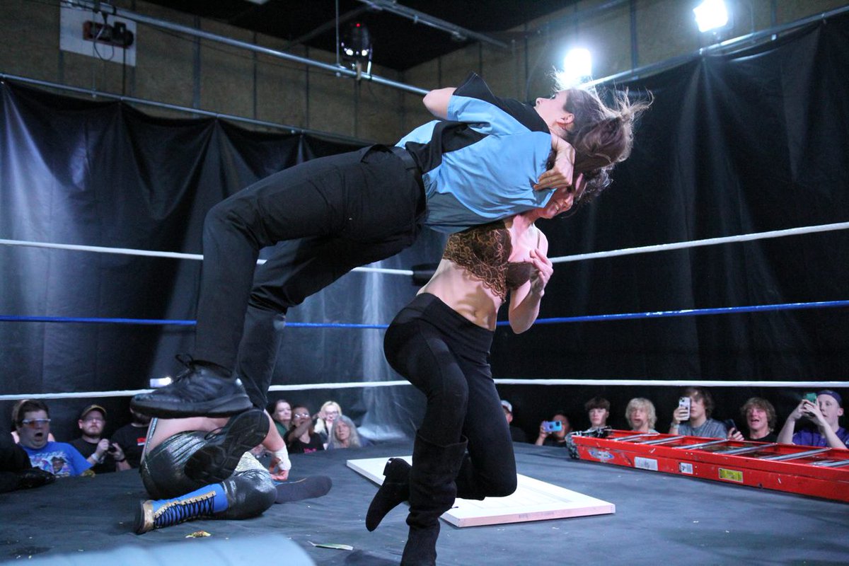 themkbandit's tweet photo. How to kill a ref
@DCWSaltLakeCity
@katarinasinfamy
If you don't want to get messed up, don't F**K up!
#HeelFactory
#MKArmy https://t.co/LtrEz6BNwF