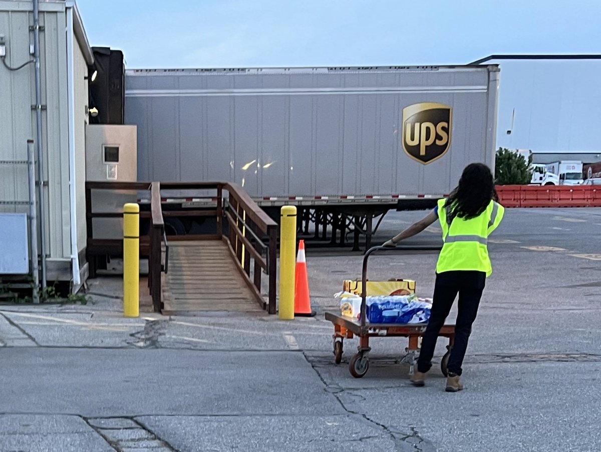 okc_preload's tweet photo. 👀 #OKC #Preload Be on the lookout for Mariah she is on the move all week making sure everyone is keeping hydrated!! #Fruit #water #Wellness #OperationEndDehydration
#okcpreload #Hydration #UPS https://t.co/tUXoR5XW7H