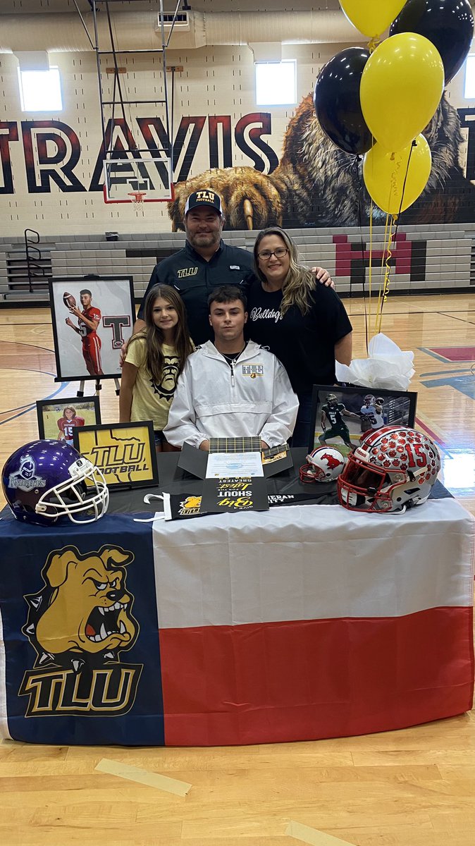 _MattBennett_15's tweet photo. Signed 🖊 @TLU_Football https://t.co/iqAF4hJGgv
