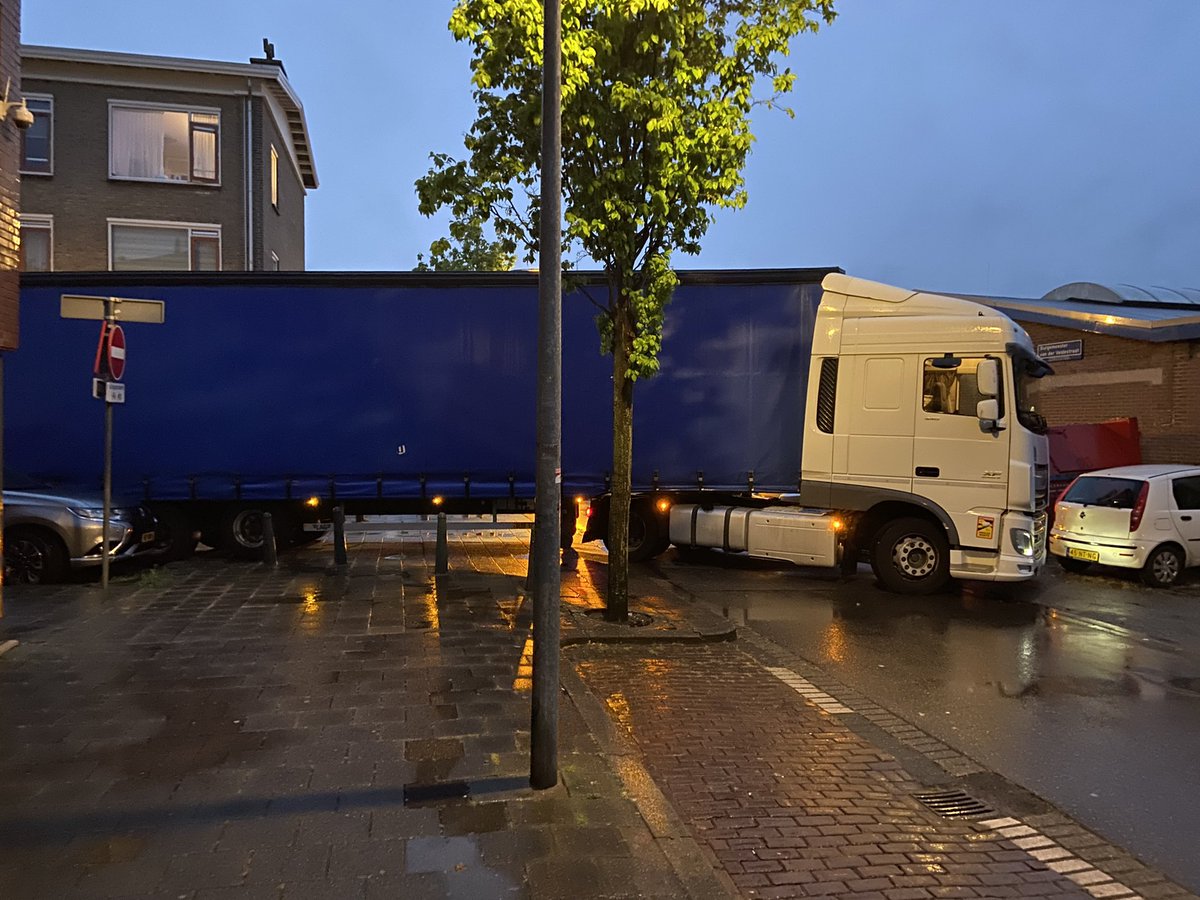 Wat doen ‘kleine’ vrachtwagens in nog smallere straatjes. Alles stagneren! Misschien bedrijvigheid aan bredere wegen situeren en de rustbanken wederkeren in de gezellige smalle straatjes. En nu achteruit…….