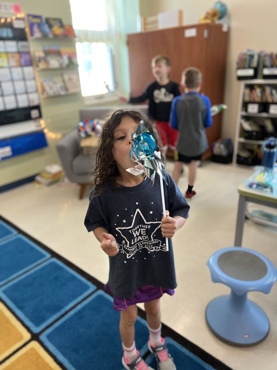 MrsClementsC11's tweet photo. Pinwheels were the focus of our motion experiments today 💨

We couldn’t resist taking our learning outside for an impromptu pinwheel parade! https://t.co/cQlgIZn40J