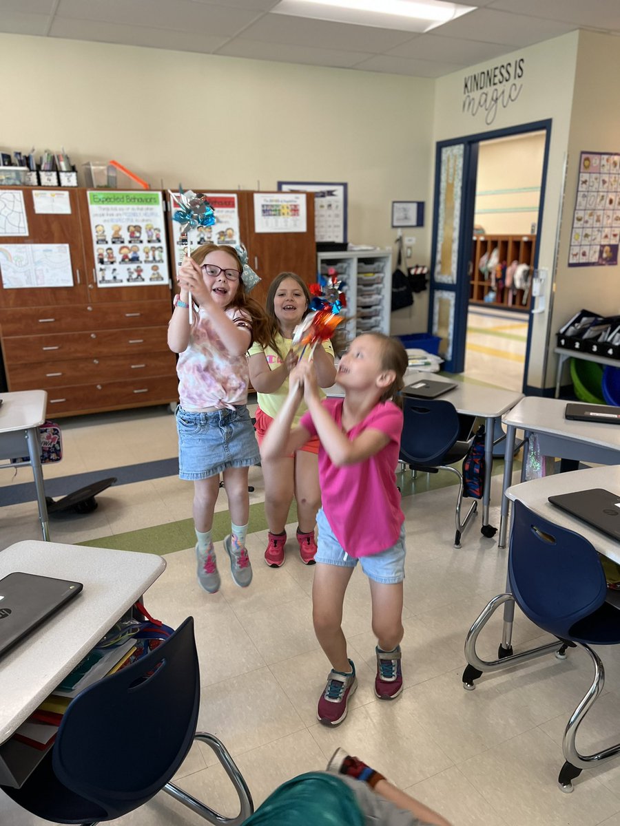 MrsClementsC11's tweet photo. Pinwheels were the focus of our motion experiments today 💨

We couldn’t resist taking our learning outside for an impromptu pinwheel parade! https://t.co/cQlgIZn40J