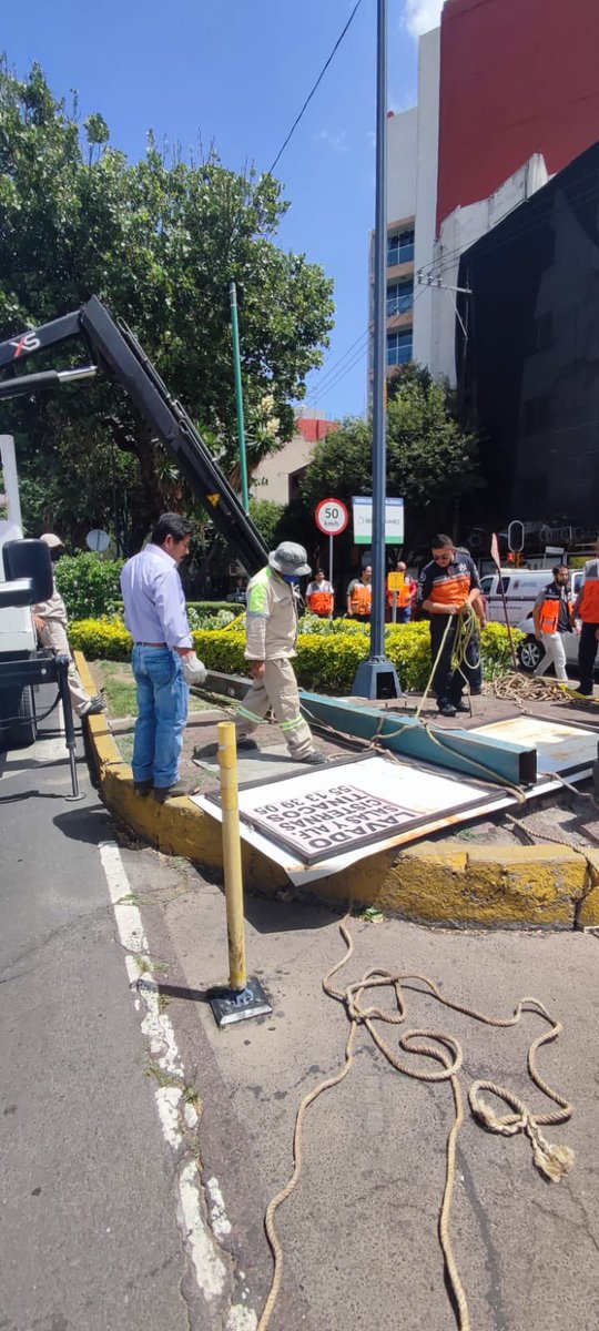 AccionesBJ's tweet photo. @adzu_va @En_laDelValle @BJAlcaldia Buenas tardes. Protección Civil #BlindarBJ y Servicios Urbanos de la Alcaldía retiraron el anuncio. https://t.co/ppdbzCNjB5