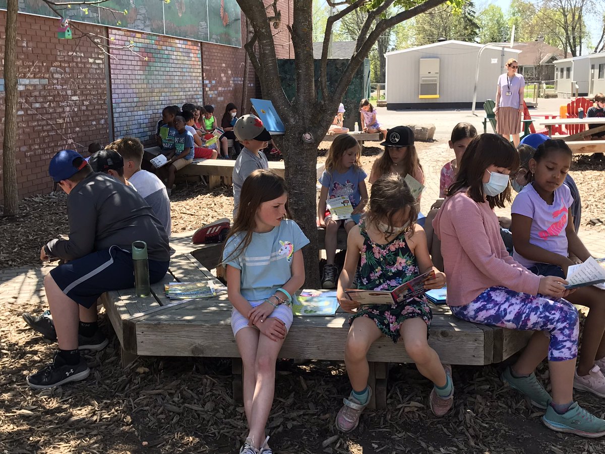 singerocsb's tweet photo. Our outdoor reading with Grade 4 buddies was enjoyed by everyone :)  Thank you Mrs. Peddle and Mme Isabel for reading with us! 📚 https://t.co/sf6NGduJj6