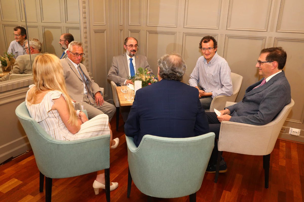 JLambanM's tweet photo. #XIVCongresoSADEN Como diabético insulinodependiente desde hace 19 años y como presidente del @GobAragon, les agradezco  su profesionalidad y su dedicación y celebro los constantes avances que no paran de producir en endocrinología y nutrición en #Aragon https://t.co/MsFigumaMj