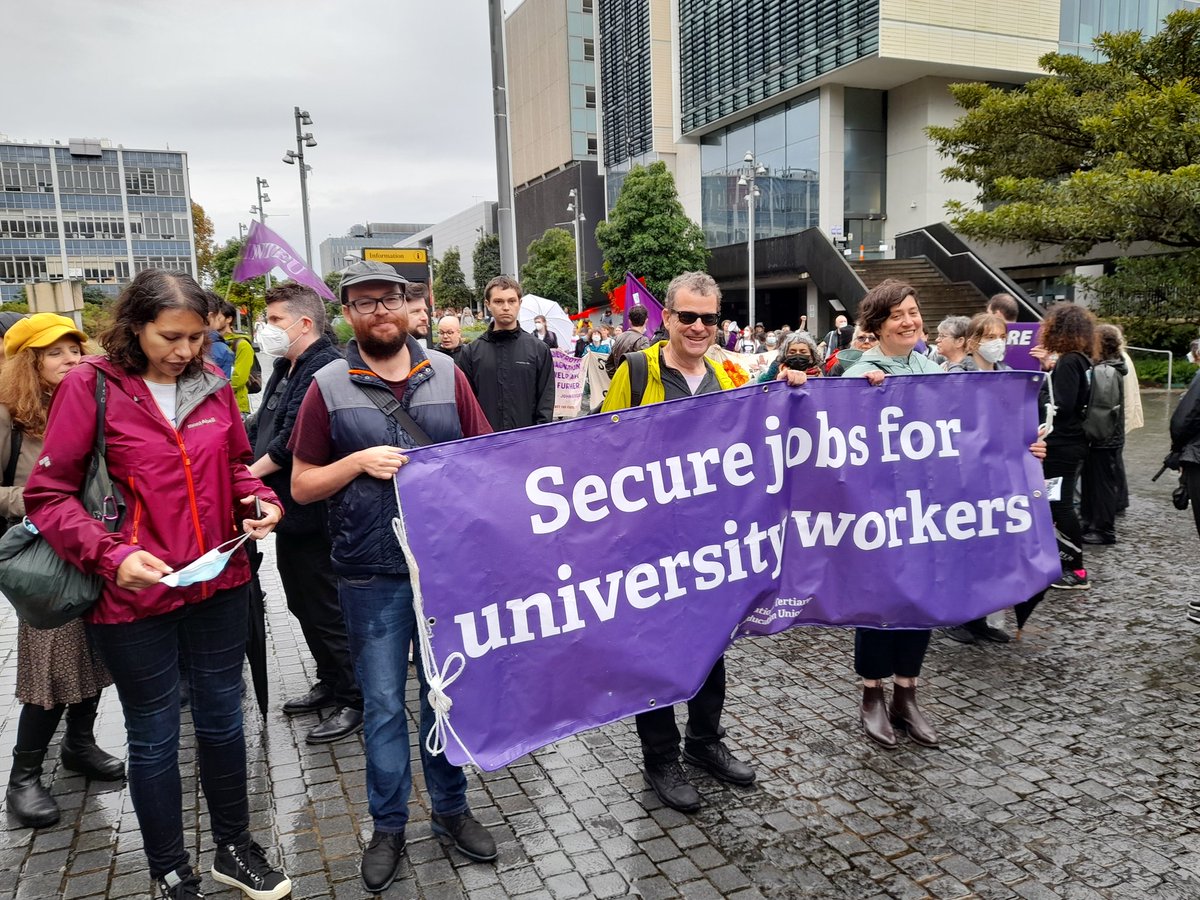 Day 2 of the #UsydStrike! Pickets from 7 featuring a mid-morning sausage sizzle from <a href="/MUASydneyBranch/">MUA Sydney Branch</a> (thank you comrades!). A better, fairer uni with job security for all staff, esp casuals, controls on overwork, protection of research, fair pay: worth braving the rain for! 1/2