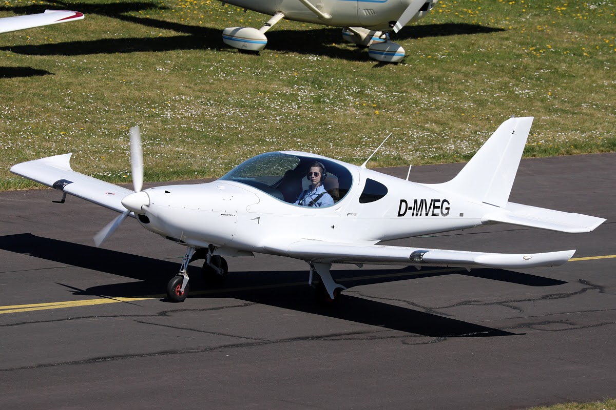 AirDross's tweet photo. Spotted 😜
#drossair #sightseeingflight #rundflug #edrk #koblenz #winningen #airport #flugplatz #ultralight https://t.co/Hlc2TWK1jM