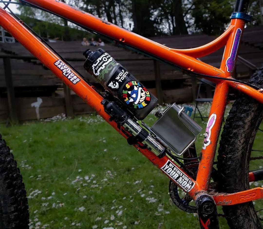 steelisrealmtb's tweet photo. I love it when a bike becomes an extension of somebody’s personality ❤️ This one is insane!@rsdbikes 
#steelHT #steelmtb #rsdbikes
#rsdmiddlechild #mountainbike #mountainbiking #mtblife #mtbhardtail #hardtailheaven #hardtailforever #fyhtmtb #mtb #ridemoreworkless #ridemoresteel https://t.co/Xa51mRkgWp