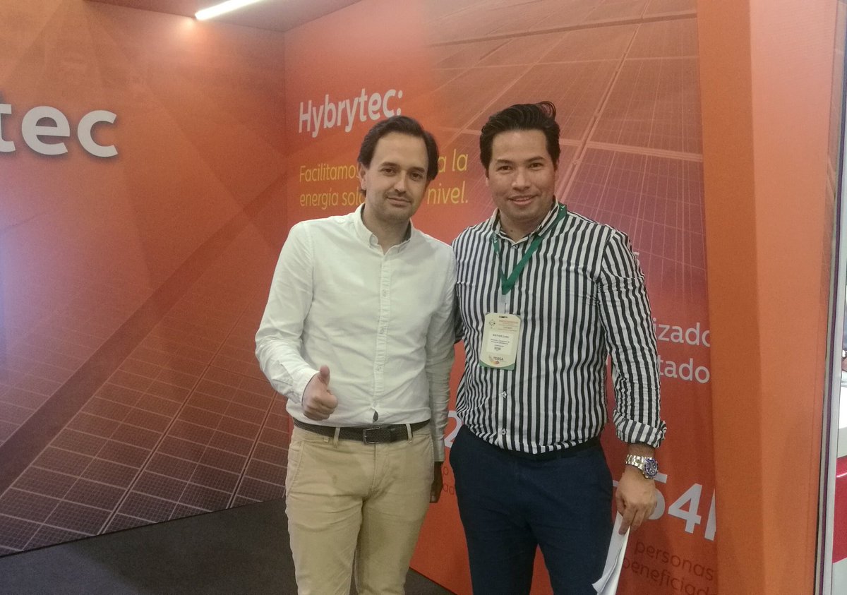 InnovaEnergyCO's tweet photo. Nuestro CEO @canotronc compartiendo con el Sr. Ministro @MinEnergiaCo @DiegoMesaP el potencial de nuestra tecnología @InnovaEnergyCO de generación energética marítima, en #EncuentroyFeria #SoyRenovable #UnimosEnergíasparaelcambio #Barranquilla @WEC_COLOMBIA @SERCOLOMBIA01 https://t.co/y7n2sxwCfX