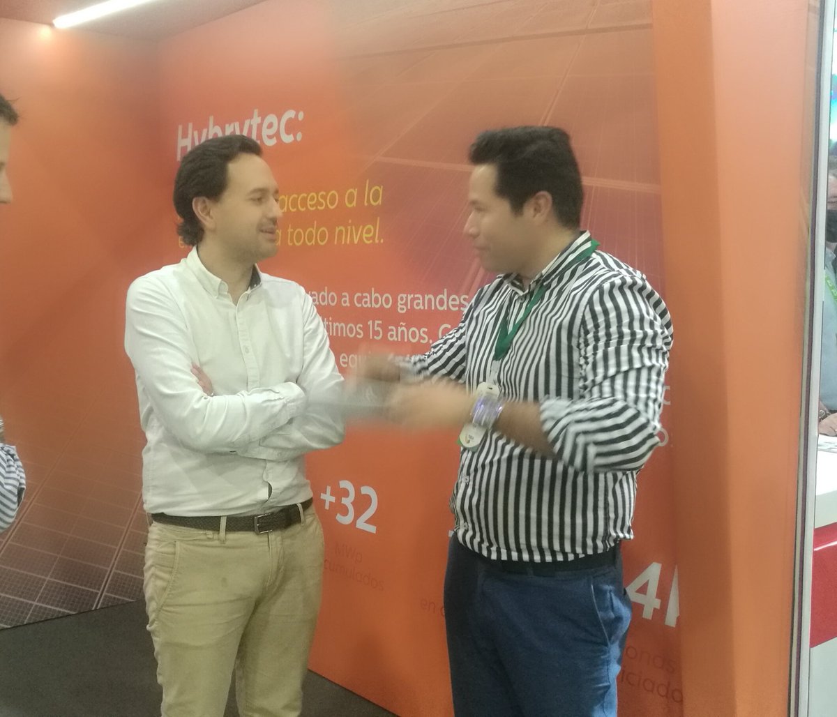 InnovaEnergyCO's tweet photo. Nuestro CEO @canotronc compartiendo con el Sr. Ministro @MinEnergiaCo @DiegoMesaP el potencial de nuestra tecnología @InnovaEnergyCO de generación energética marítima, en #EncuentroyFeria #SoyRenovable #UnimosEnergíasparaelcambio #Barranquilla @WEC_COLOMBIA @SERCOLOMBIA01 https://t.co/y7n2sxwCfX