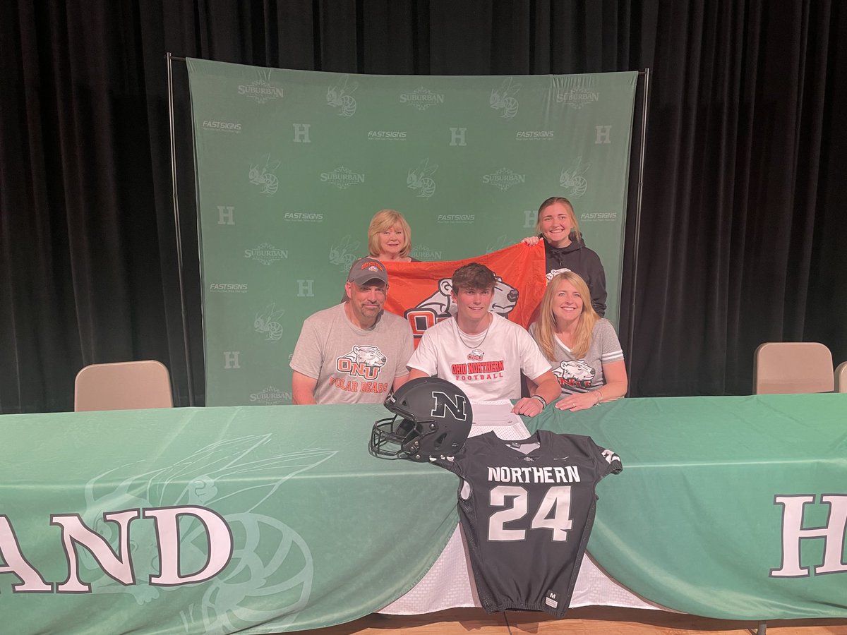CoachGibbons40's tweet photo. Congrats to all of our Football Players on their College signing day! #FAMILY https://t.co/YoEHMaexbo