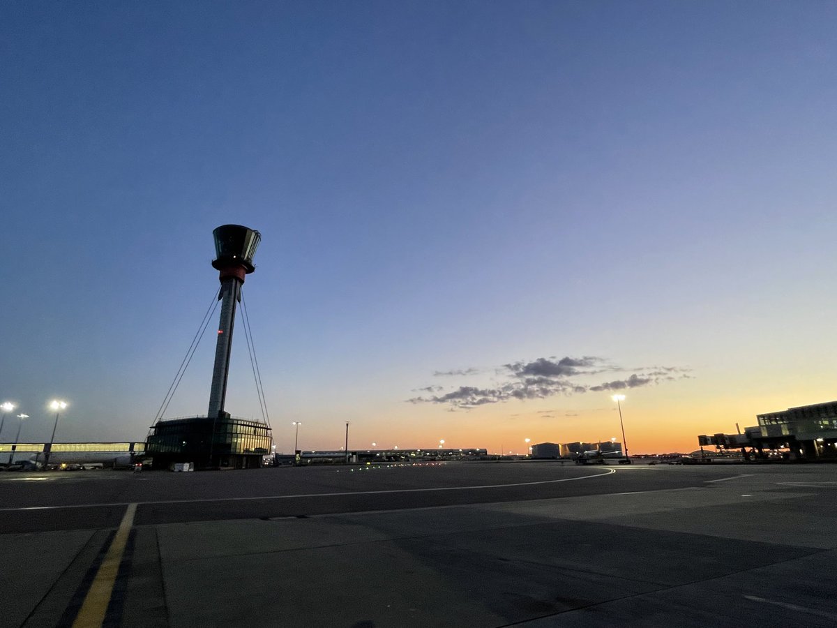 HannahVaughan91's tweet photo. Heathrow Tower looking bloody lovely this evening π #heathrow #heathrowtower #thetarr #sunset #nofilter https://t.co/AMWxGaJw46