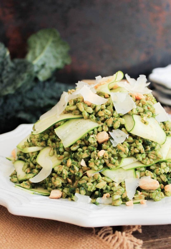This nutritious and delicious salad couldn’t be easier. Boil the farro, shave a zucchini, throw all the pesto ingredients in a blender, and then toss the everything together with some chopped almonds and shaved Parmesan. 
domesticate-me.com/farro-kale-pes…