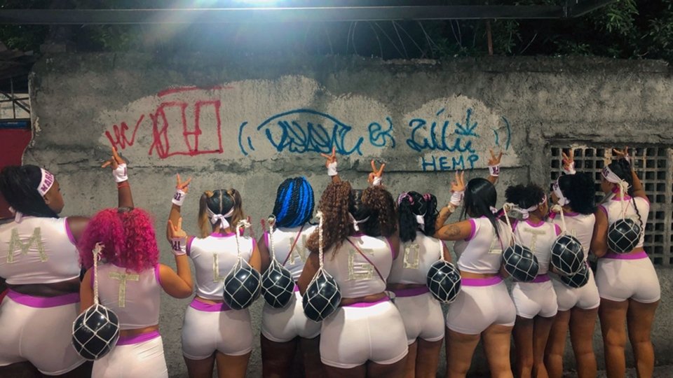 AsKaralhadas's tweet photo. "muita vontade de ser e pouca coragem pra ser".
tua única opção é respeitar! viemos pra ficar e nada muda!
o morro é nosso e a pista já é nossa! 🍭🎡🎌
#ASMAISFALADASDOMORRÃO
#ASKARALHADASDEPILARES
#ASPARATUDODAESTRELA
#ASDONASDEPILARES https://t.co/RVXB6tfSjv