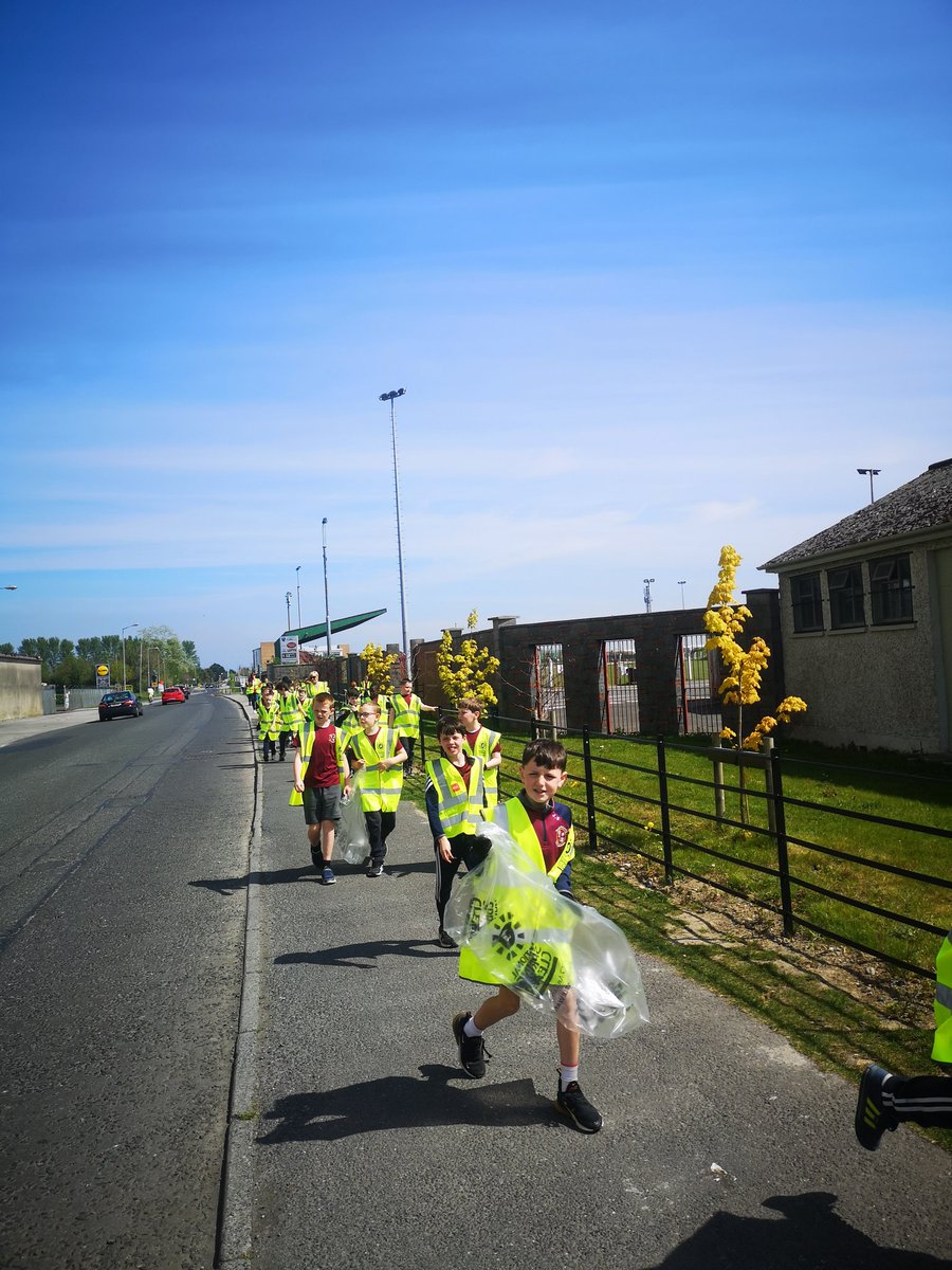 scoil_an's tweet photo. All 600 pupils took to the streets of Portarlington to clean our local area. There wasn't a piece of rubbish left in the town after our boys! Well done everyone and let's keep our town clean.
@NationalSpringC @AnTaisce https://t.co/XeV7nhTYnx