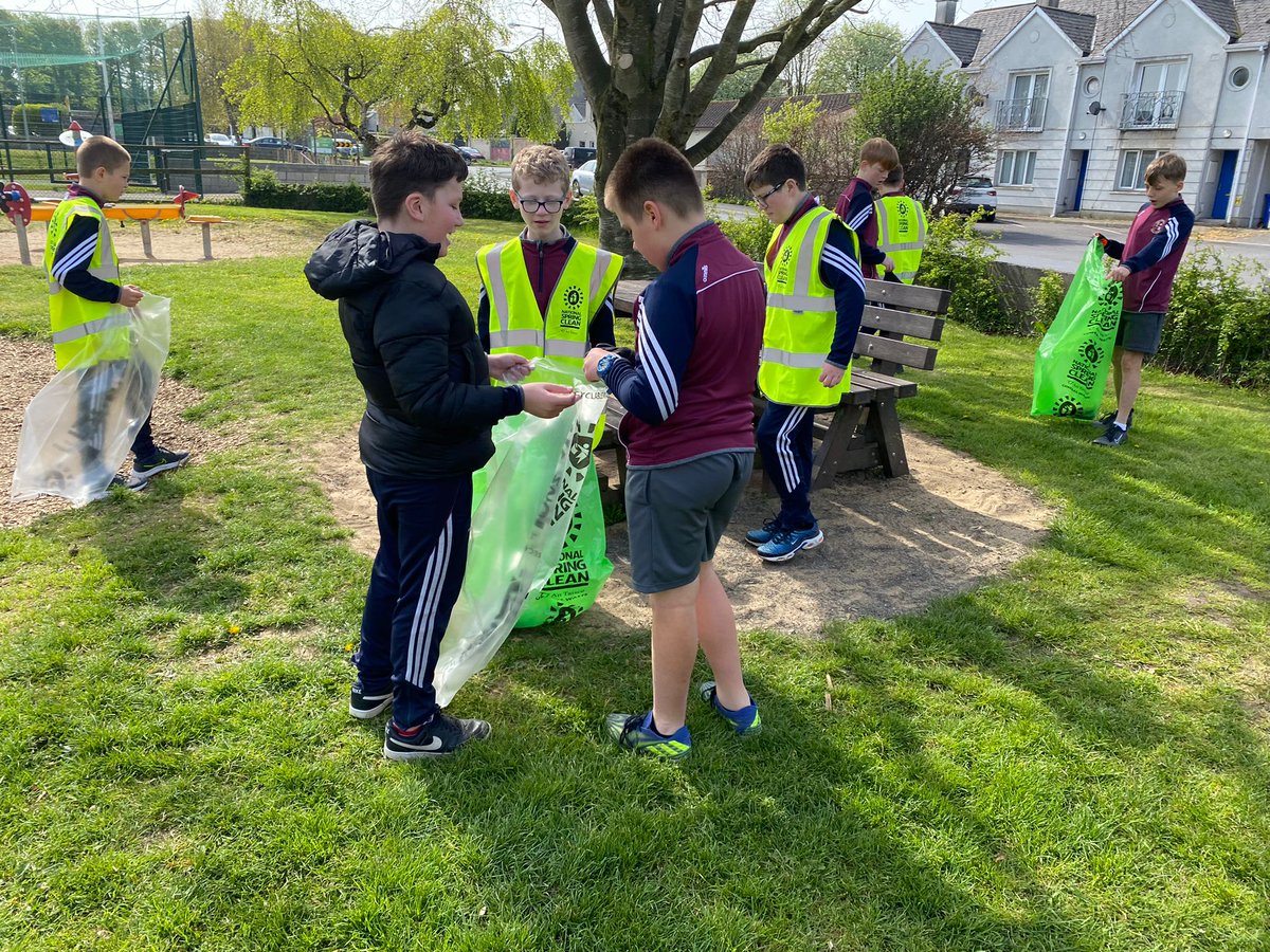 scoil_an's tweet photo. All 600 pupils took to the streets of Portarlington to clean our local area. There wasn't a piece of rubbish left in the town after our boys! Well done everyone and let's keep our town clean.
@NationalSpringC @AnTaisce https://t.co/XeV7nhTYnx