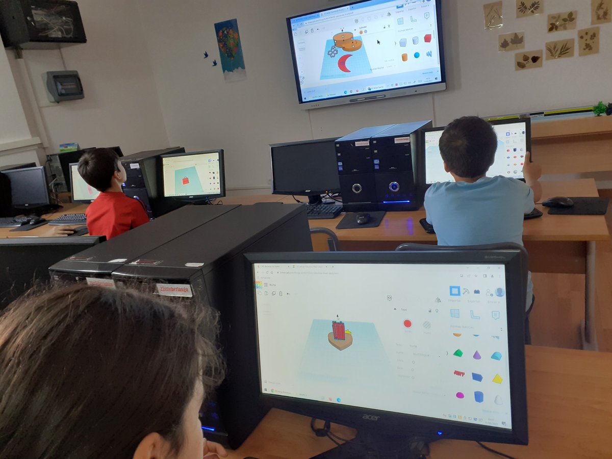CrieBerlanga's tweet photo. Ejes en el espacio, transformación de cuerpos geométricos, ángulos de 90, 180 grados...son algunos de los contenidos puestos en práctica esta tarde por el alumnado del @_RufinoBlanco_ en el @CrieBerlanga para diseñar objetos en tres dimensiones  @educacyl https://t.co/vhphNgCR2Y
