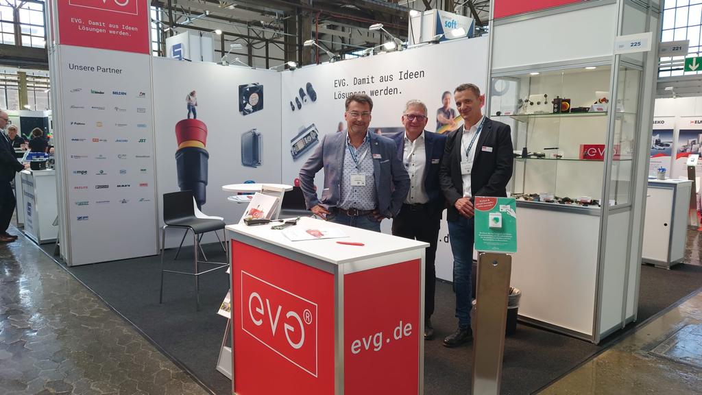 Heute auf der <a href="/aaamesse/">allaboutautomation</a> in Düsseldorf mit unserem neuen Layout, das den ersten Schritt zu unserem neuen Markenauftritt zeigt.

Link zum kostenlosen Eintrittsgutschein mit dem Code 10240: bit.ly/3ssRA8C