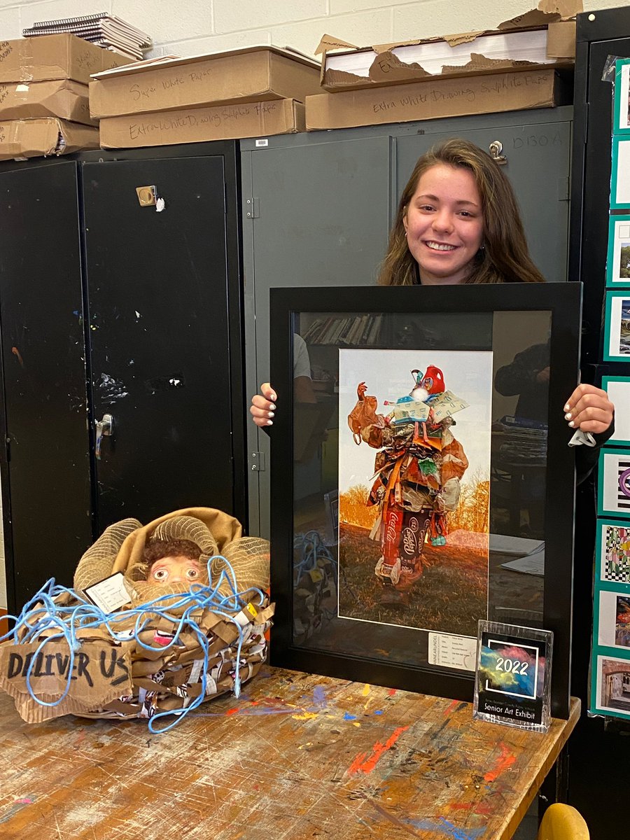 OldMillHSAACPS's tweet image. Senior Show participants from Old Mill. #AacpsArtAwesome