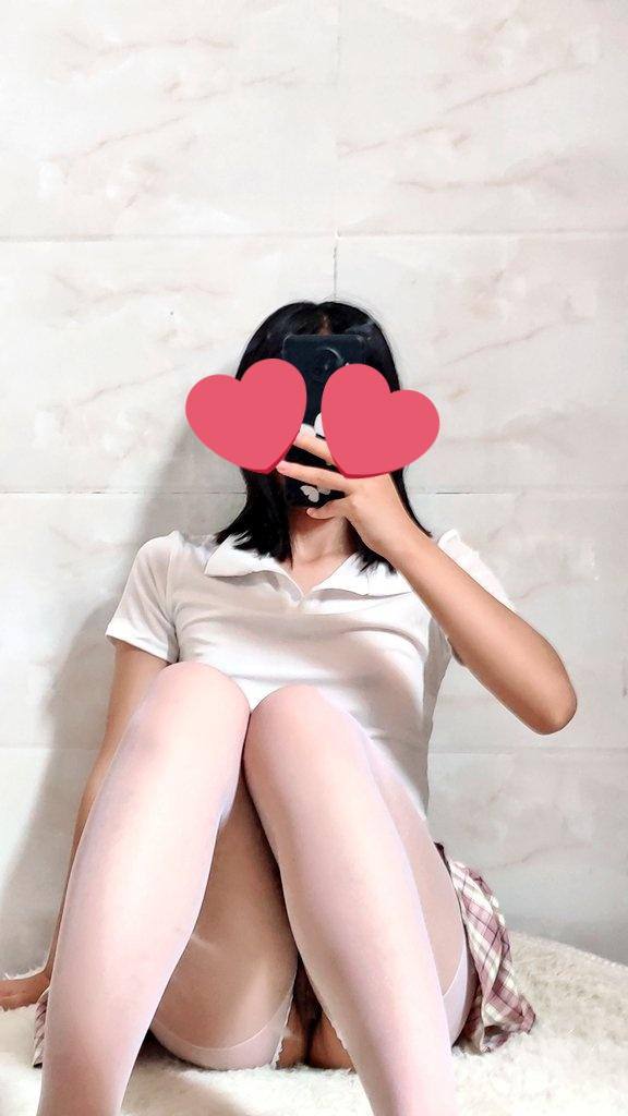 qq521314's tweet photo. 昵称 ：冉冉吖💕 
年龄 :22
身高 :155
坐标 ：昆���
情感 :无
已尝试几洞 :一洞
是否有过sm关系 :有
是否喜欢sm关系 ：喜欢
sm中是否恋痛：轻微
被多少人上过 :10个
第一次几岁 :15
特殊癖好是 :无
特殊doi经历 :在公交车口爆
最多1v几 :1v1
多人有无和谁 :无
是否喜欢露出 :一般
最想被谁操 :暂时没有 https://t.co/YJsRzbVCtl
