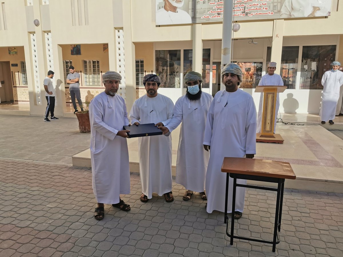 EduGovSbt3215's tweet photo. في مبادرة طيبة مباركة قام قسم العلوم والرياضيات بالمدرسة بتكريم الأستاذ الفاضل مصبح السعدي معلم الرياضيات بالمدرسة  على جهوده المباركة التي قدمها خلال مشواره التربوي. https://t.co/jUFfXERPgw