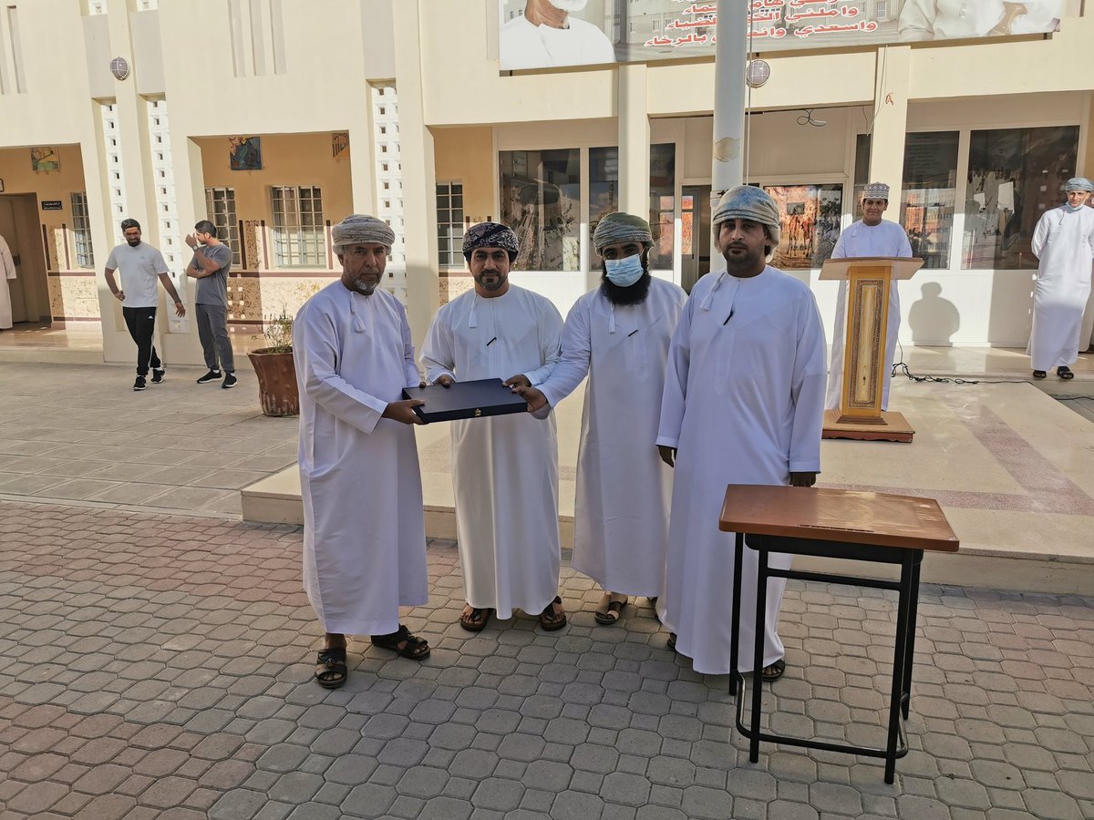 EduGovSbt3215's tweet photo. في مبادرة طيبة مباركة قام قسم العلوم والرياضيات بالمدرسة بتكريم الأستاذ الفاضل مصبح السعدي معلم الرياضيات بالمدرسة  على جهوده المباركة التي قدمها خلال مشواره التربوي. https://t.co/jUFfXERPgw