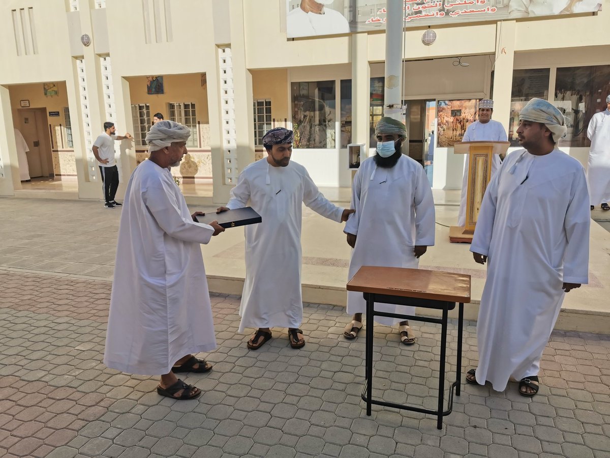 EduGovSbt3215's tweet photo. في مبادرة طيبة مباركة قام قسم العلوم والرياضيات بالمدرسة بتكريم الأستاذ الفاضل مصبح السعدي معلم الرياضيات بالمدرسة  على جهوده المباركة التي قدمها خلال مشواره التربوي. https://t.co/jUFfXERPgw