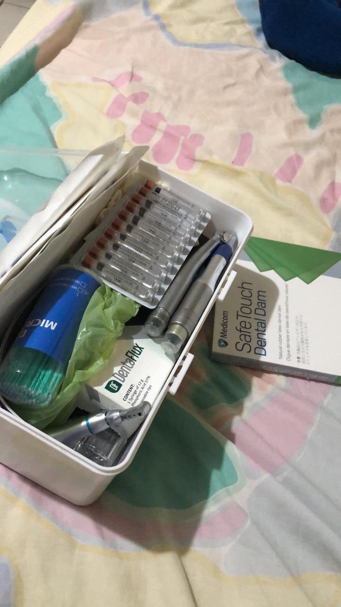 lidocaina_30's tweet photo. Hola, hoy en el campus médico de la unan león, exactamente en la facultad de medicina, frente al cajero Banpro. Olvide mi caja con todo mi instrumental. Les pido que me ayuden y compartan el tweet. Por si alguien la agarro que se contacte a mi número 84235611
Y gracias https://t.co/BoVEAIYesf