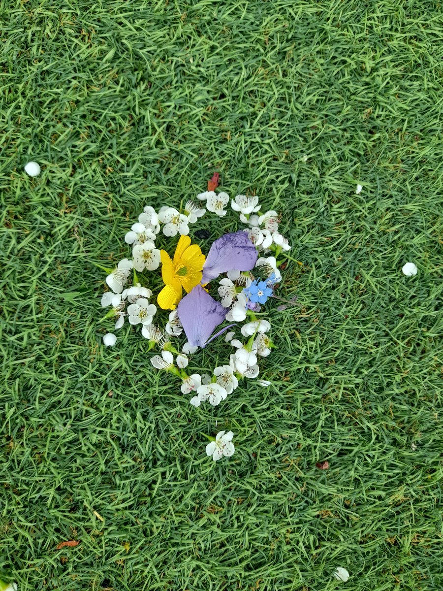 AcademyWalton's tweet photo. Year 5 from Hepworth class enjoyed creating nature art this morning, they did a great job, well done 👏 
                ☘🍀🌼🌺🪵
#WPAArt
#WPAOutdoorlearning
#nature 
#art
@WatertonTrust 
@WkfdOfficial https://t.co/fhsV5OmyVF