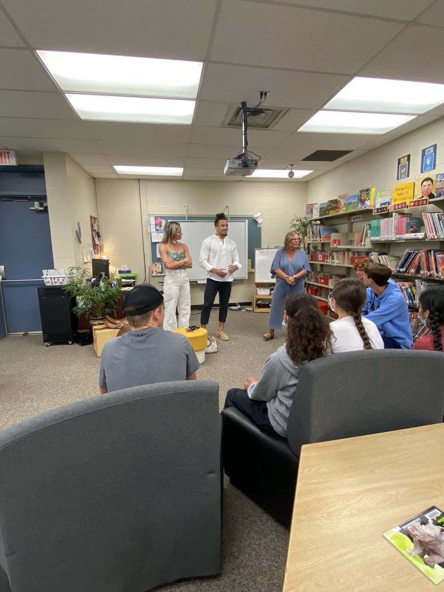 How cool is this, when London raised, ⁦<a href="/Sydbrown___/">Sydney Brown</a>⁩  comes for a surprise visit to our school to connect with our Grade 8 students.