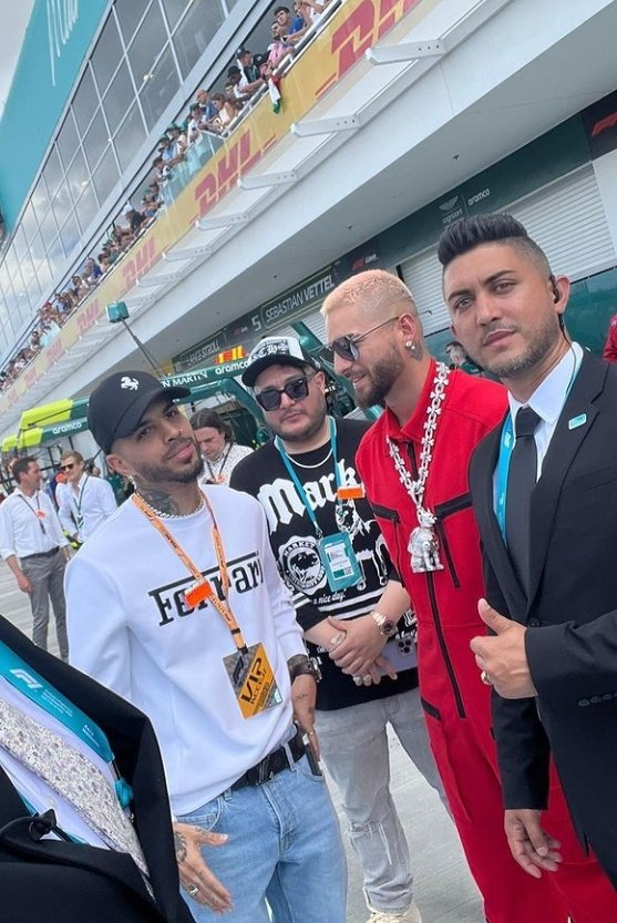 RauwDailyEsp's tweet photo. Rauw Alejandro y Maluma el pasado domingo en la carrera de la F1 en Miami. https://t.co/NGHa6WphWw