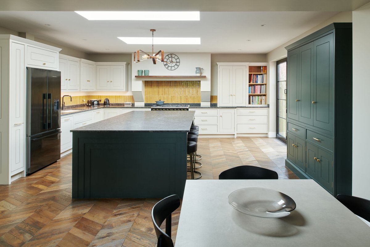 Imagine having a #kitchenisland this big!
You’d have plenty of work space for your meal prep and there’s also room for your family to get involved with the cooking or sit down and chat. The perfect family kitchen! bryanturnerkitchens.com
#luxurykitchen #eatwhatyouwantday